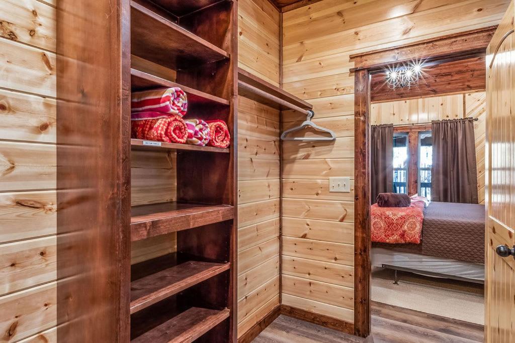 Large Luxury 2Br Cabin W Hot Tub Double Trouble Was Designed For Fun Comfort And Memories Minutes From Buzzling Hochatown And Beautiful Beaver Bend State Park بروكن بو المظهر الخارجي الصورة